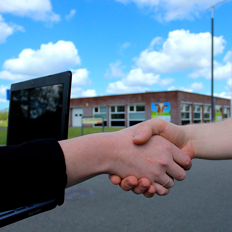 Handschudden-viva-en-dierenarts Handdruk VIVA medewerker en dierenarts